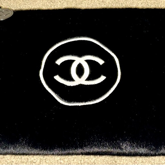 Rare furry authentic Chanel CC cosmetic/ pouch with zipper. Excellent for travel - Picture 1 of 8